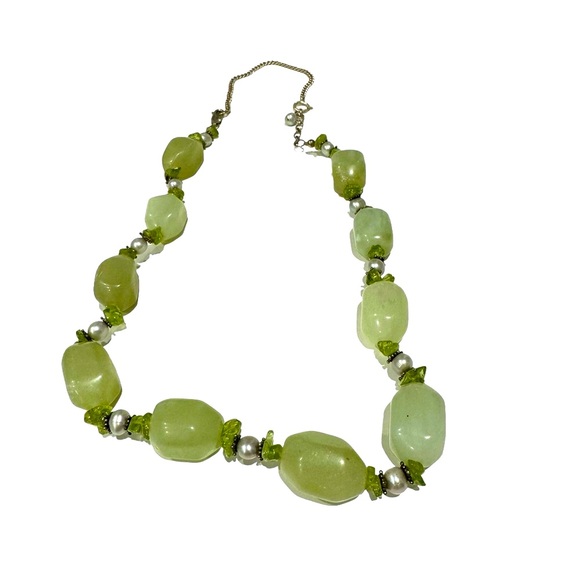 Jewelry - Vintage green crystal and pearl beaded necklace. EUC